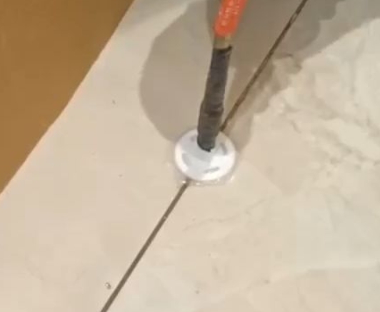 裕华瓷砖空鼓维修公司专业解答瓷砖在铺贴过程中，如果没有涂抹均匀到位的粘结材料（如水泥砂浆或瓷砖胶），可能会导致以下问题