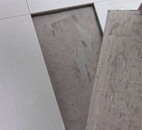 裕华瓷砖空鼓维修公司分享瓷砖铺贴时如果打浆（即涂抹在瓷砖背面和基层上的砂浆或瓷砖胶）过少，会带来以下问题